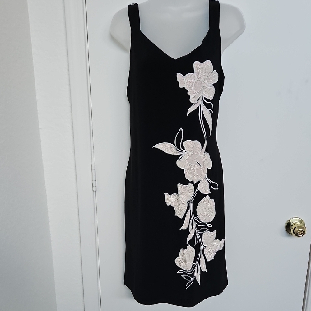 NWT White House Black Market Black and White Sheath Dress V-Neck Floral Detail